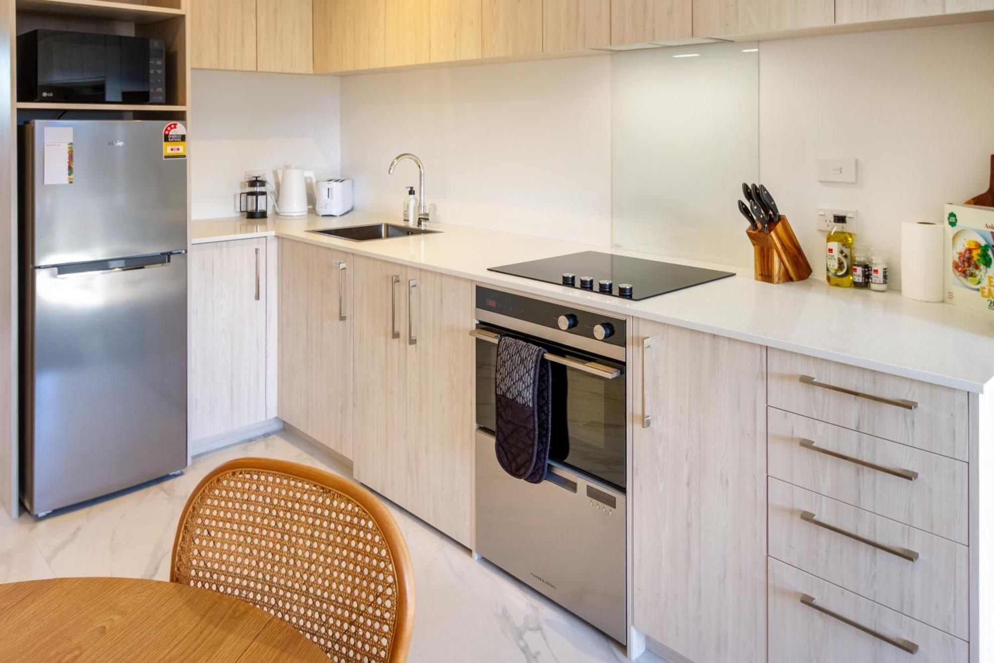 Downtown Delight: Studio At 8 Wilmer With Backyard Christchurch Exteriör bild