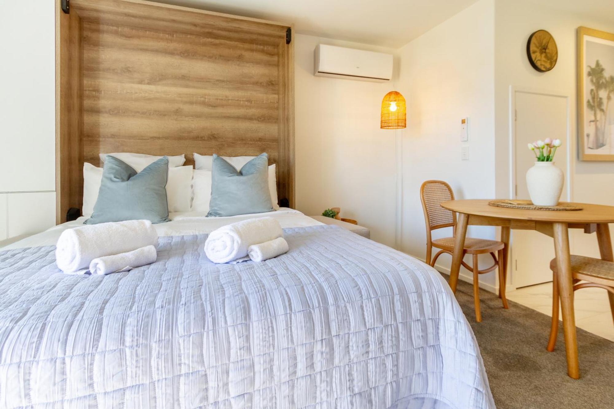 Downtown Delight: Studio At 8 Wilmer With Backyard Christchurch Exteriör bild