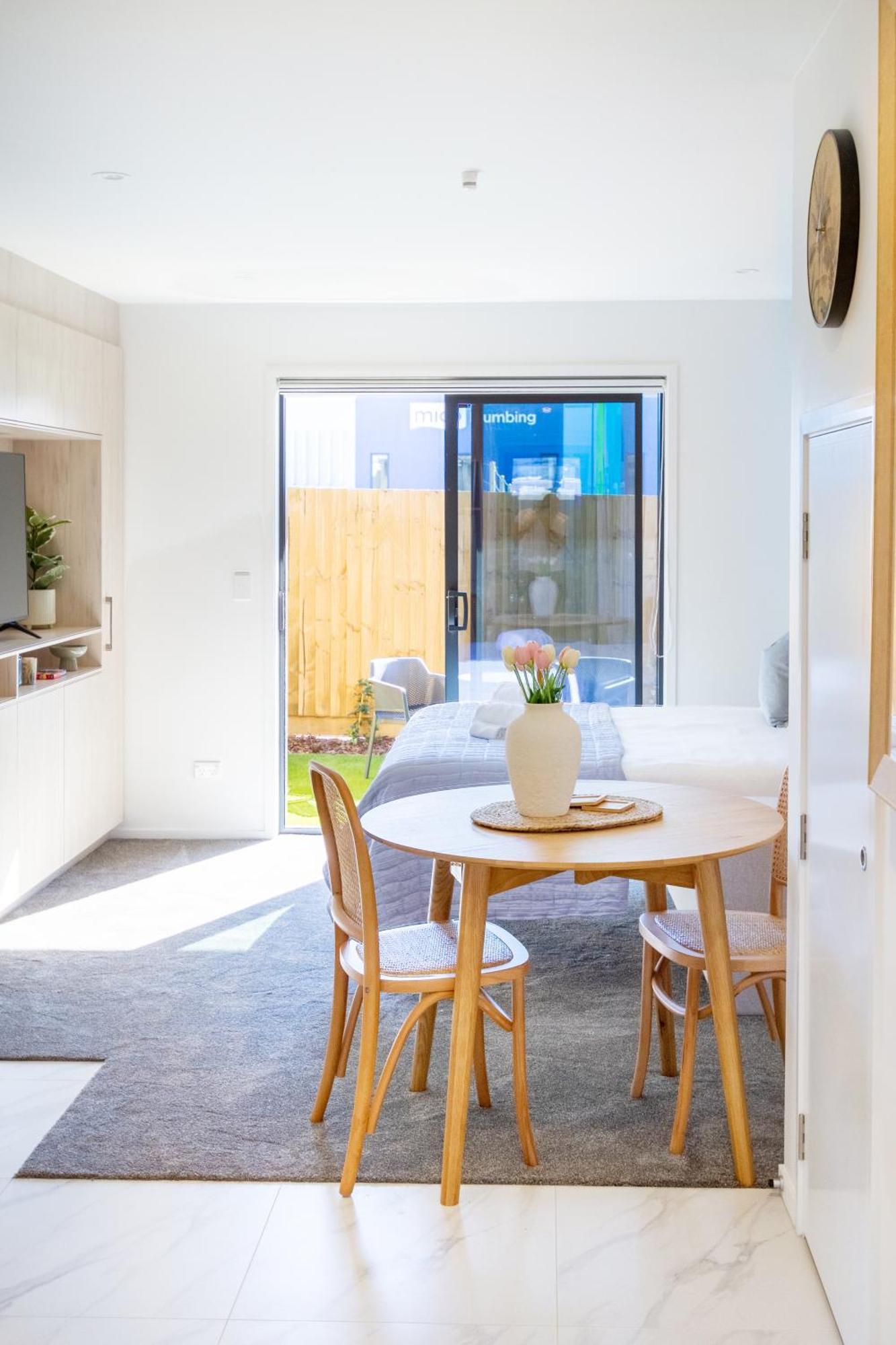 Downtown Delight: Studio At 8 Wilmer With Backyard Christchurch Exteriör bild