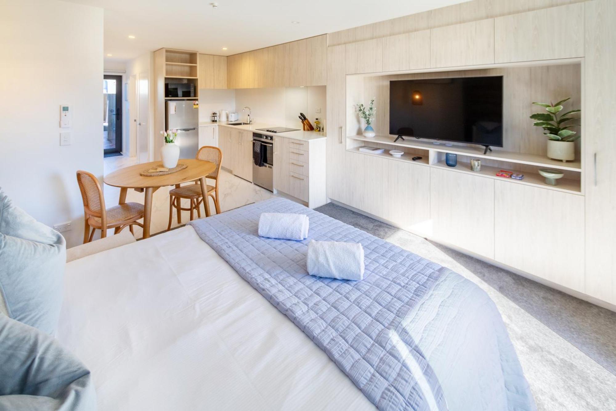 Downtown Delight: Studio At 8 Wilmer With Backyard Christchurch Exteriör bild